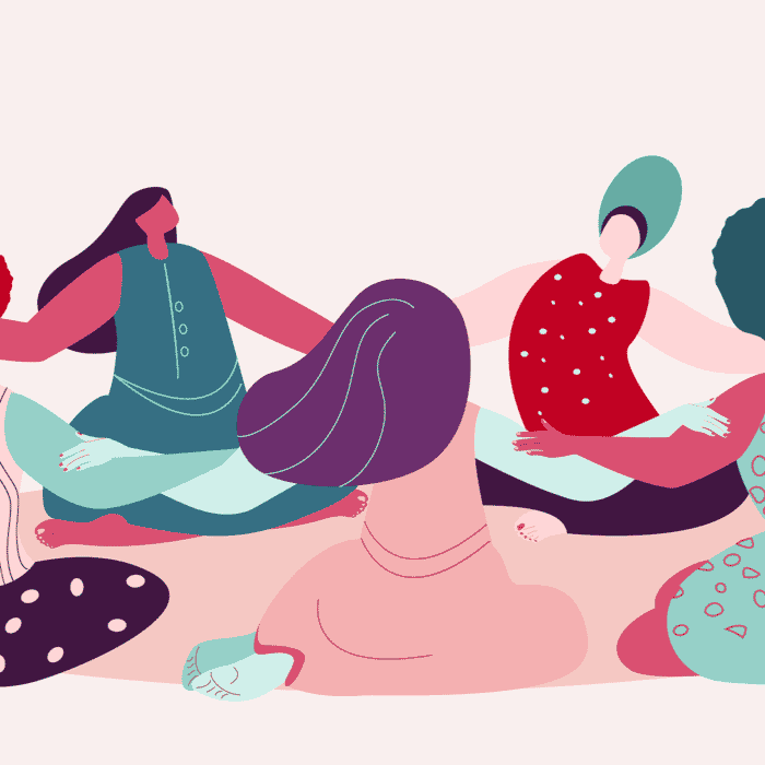 Cinq femmes en cercle se donnant la main pour un projet solidaire